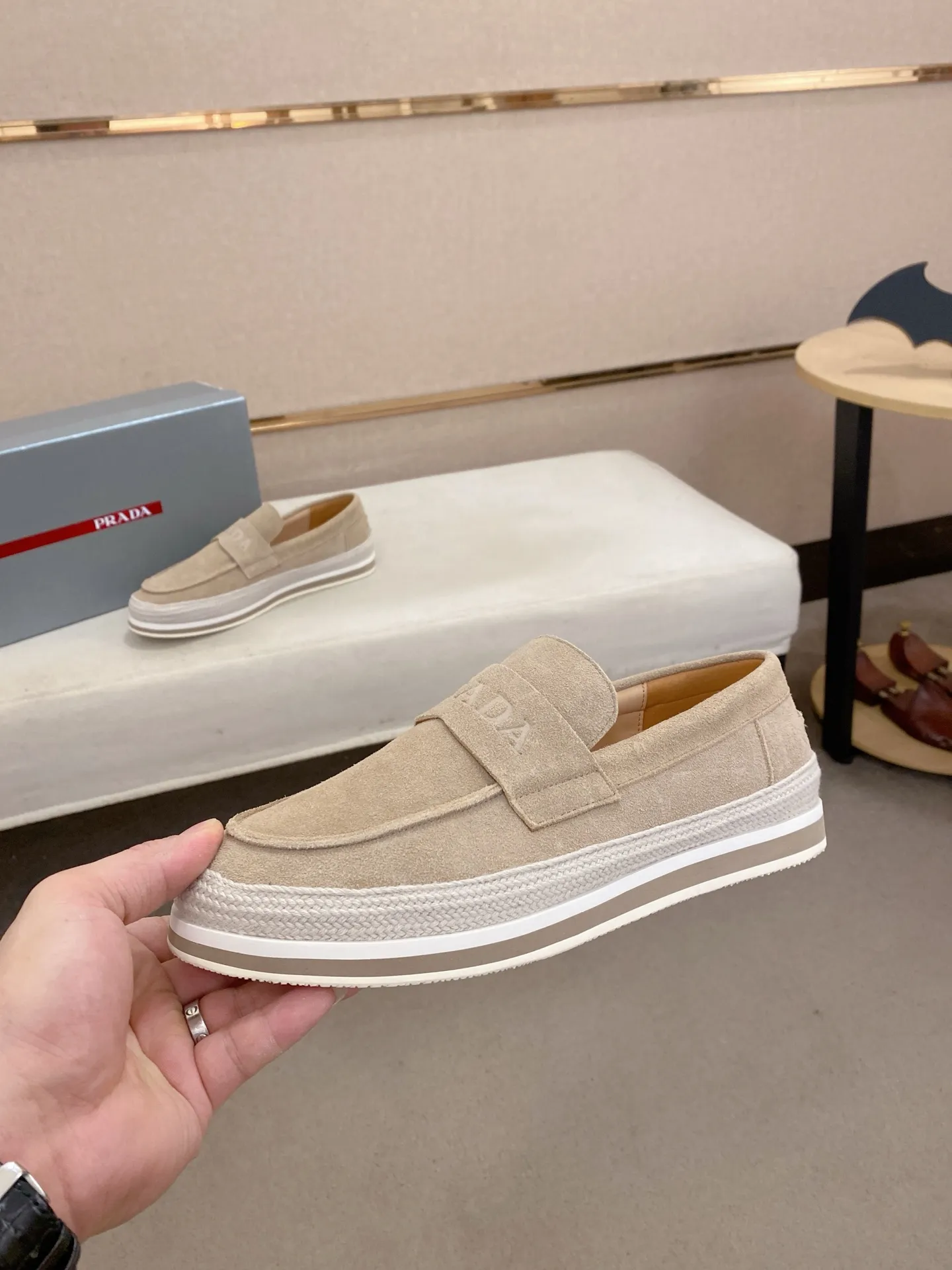 Men's shoes 💰 480💰 ✔️✔️✔️Top high version High-quality new PRADA (Prada) counters are launched at the same time. The new men's shoes and 😘fabrics are purely handmade in Niujing. Lining: Full cowhide lining. 👍🏿High-end☄️Open-molded non-slip rubber outsole, exquisite lines, simple and elegant, comfortable and high-end for leisure travel. Code number: 38-44. Can be customized45